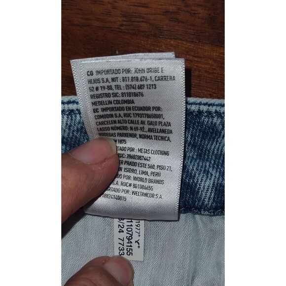 American Eagle Strigid jean shorts frayed distressed Size 4 light wash asymmetri - Picture 15 of 16